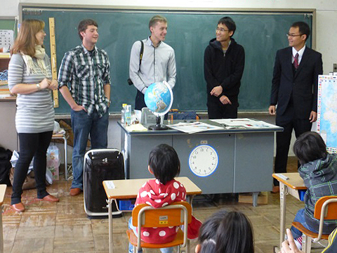 International students communicated with Elementary school students at Kumamachi Elementary School and Ohno Elementary School