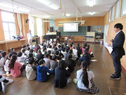 UoA International students introduced their home cultures at Ikki Elementary School